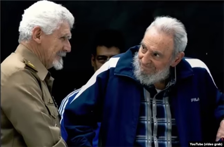 Ramiro Valdés junto al anciano Fidel Castro. LA PRENSA/ MARTÍ NOTICIAS