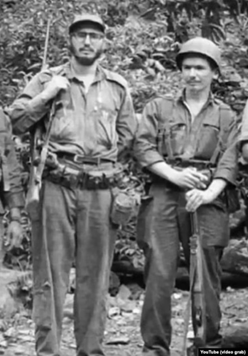 Fidel Castro y Ramiro Valdés, en tiempos de la guerrilla en la Sierra Maestra. LA PRENSA/ MARTÍ NOTICIAS