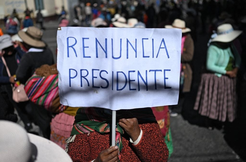 Una mujer sostiene un cartel que dice "Renuncia presidente", en referencia al presidente boliviano Rodrigo Paz, durante una protesta antigubernamental en La Paz el 1 de junio de 2026. (Foto de Marvin RECINOS / AFP)