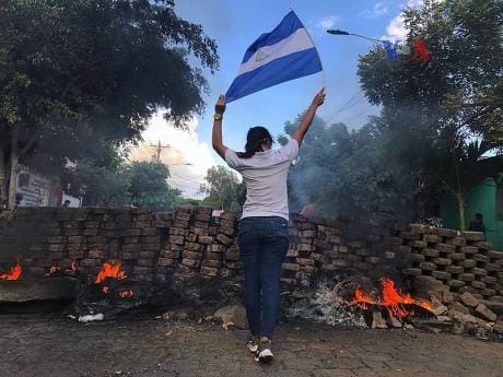 Ciudadana participa en la rebelión cívica durante el 2018.