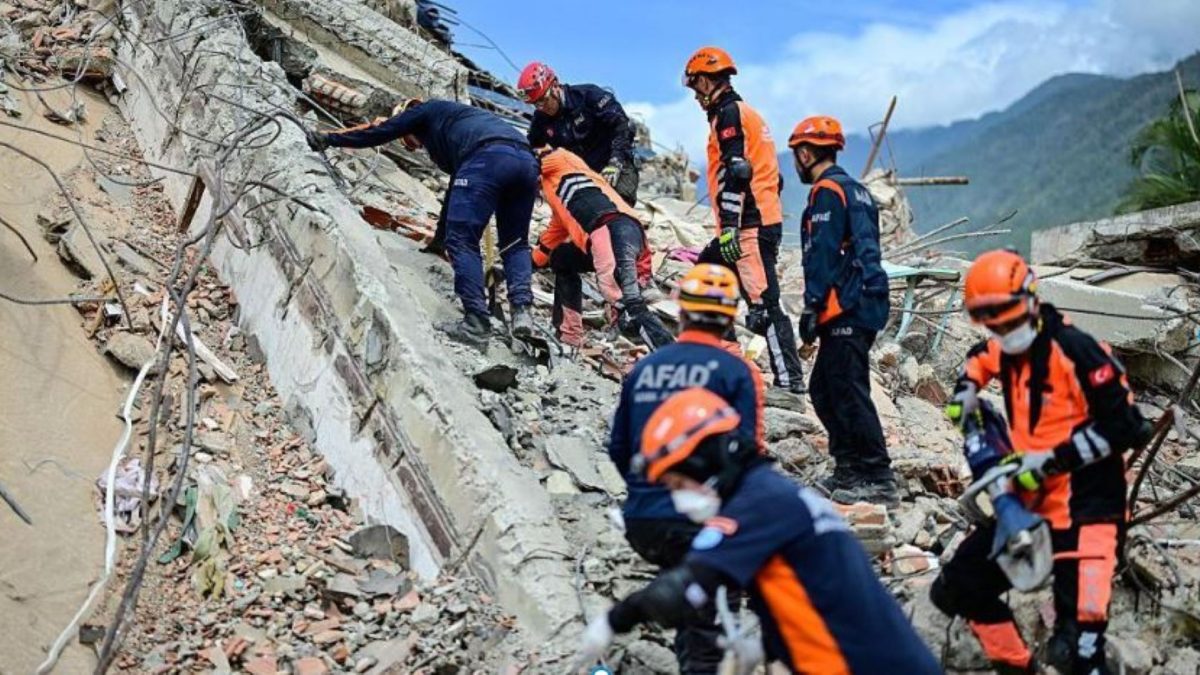 Equipos de rescate buscan entre los escombros en La Guaira, ciudad devastada por los terremotos de la semana pasada. BBC