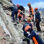 Perros, drones y detectores de sonido: cómo encuentran sobrevivientes los rescatistas en Venezuela