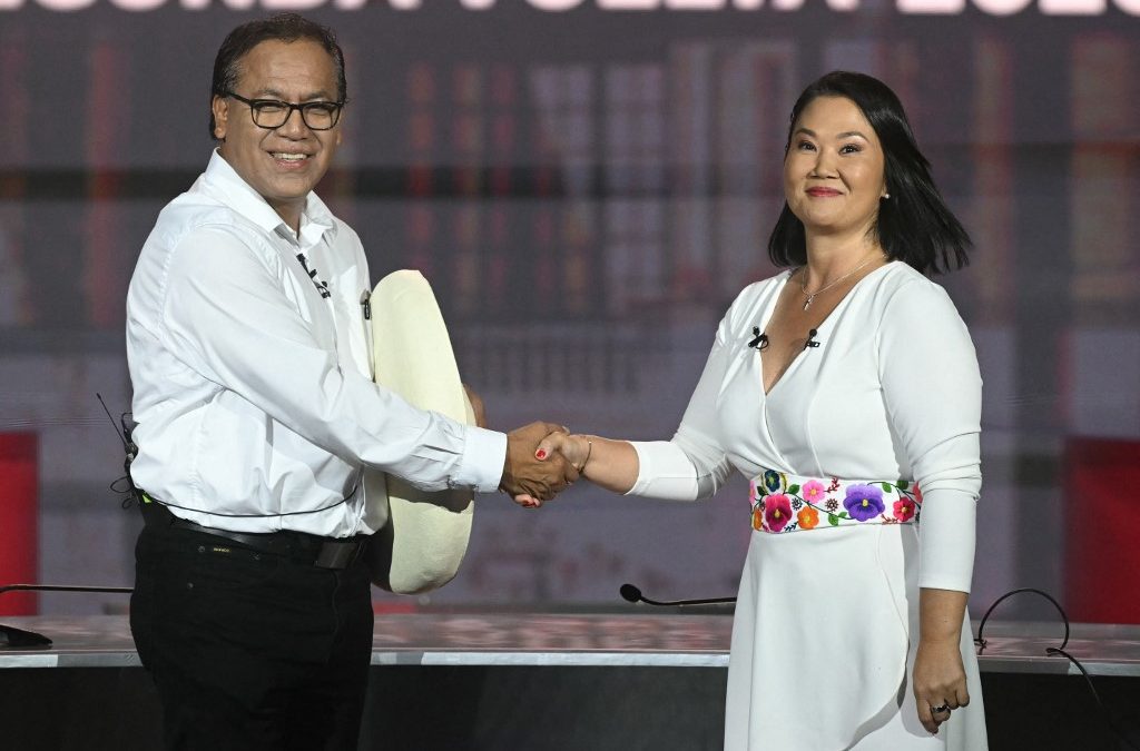 Roberto Sánchez (izq.) junto a Keiko Fujimori, en el último debate presidencial antes de las elecciones. AFP
