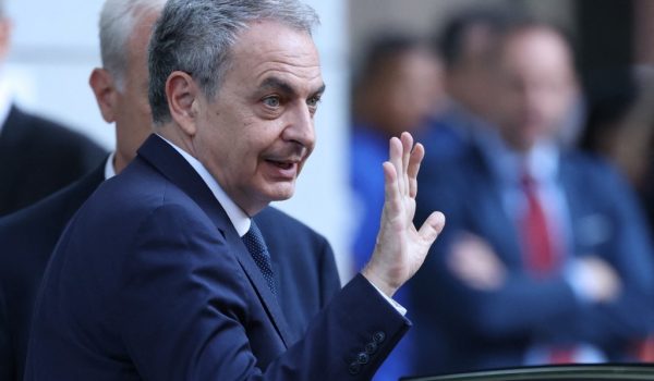 El expresidente del Gobierno español, José Luis Rodríguez Zapatero, saluda a su llegada al juzgado de Madrid para ser interrogado en el marco de una investigación por presunto tráfico de influencias, el 17 de junio de 2026. El caso gira en torno al rescate estatal de 53 millones de euros a la pequeña aerolínea Plus Ultra en 2021 y si Zapatero utilizó su influencia para obtener el dinero a cambio de comisiones. (Foto de Thomas COEX / AFP)