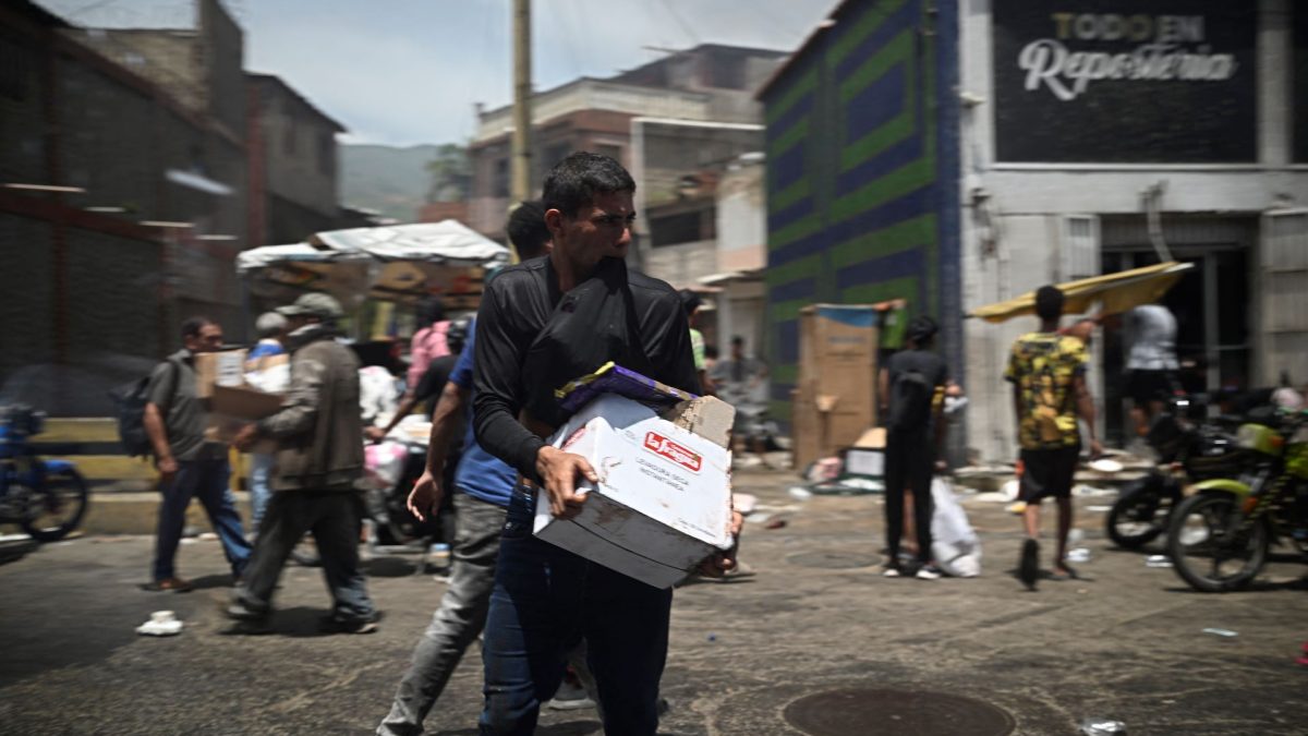 Saqueos de comercios en Catia La Mar, estado de La Guaira. FEDERICO PARRA/AFP