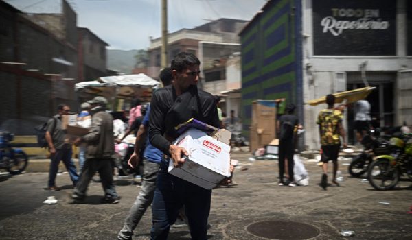 Saqueos de comercios en Catia La Mar, estado de La Guaira. FEDERICO PARRA/AFP