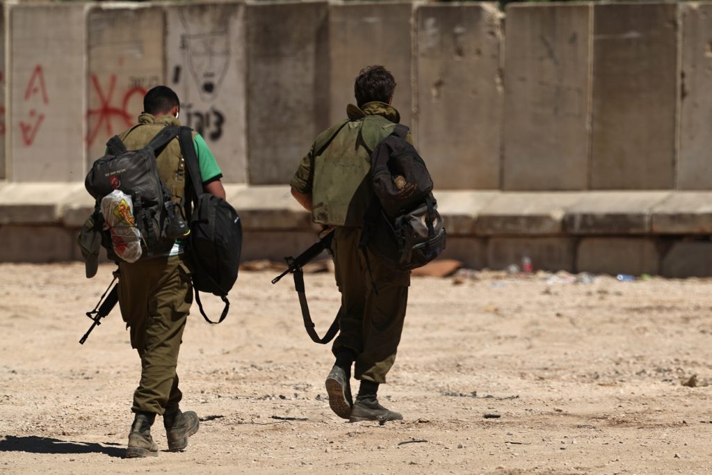 Soldados israelíes se reúnen en una posición en la frontera entre Israel y Líbano, 18 de junio de 2026. (Líbano) EFE/EPA/ATEF SAFADI
