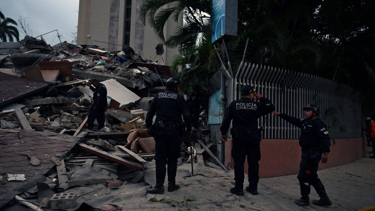 Agentes de la policía municipal se encuentran junto a los restos de una estructura derrumbada tras el terremoto que sacudió Caracas el 24 de junio de 2026. El sismo alcanzó una magnitud de 7,1, según el Servicio Geológico de Estados Unidos (USGS).