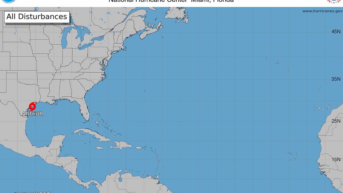 Fotografía tomada este miércoles de la página del Centro Nacional de Huracanes (NHC, en inglés) que muestra un gráfico de la tormenta tropical Arthur, primer ciclón de la temporada del Atlántico, frente a las costas de Texas. EFE/ Centro Nacional de Huracanes