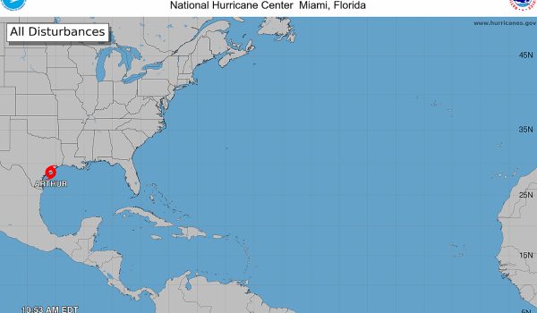 Fotografía tomada este miércoles de la página del Centro Nacional de Huracanes (NHC, en inglés) que muestra un gráfico de la tormenta tropical Arthur, primer ciclón de la temporada del Atlántico, frente a las costas de Texas. EFE/ Centro Nacional de Huracanes