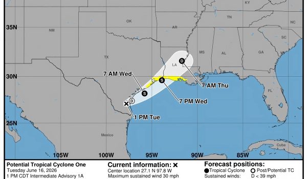 Imagen cedida por la Oficina Nacional de Administración Oceánica y Atmosférica (NOAA) a través del Centro Nacional de Huracanes (NHC) estadounidense que muestra el pronóstico de tres días del paso de la tormenta tropical por las costas de los estados de Texas y Luisiana en el Golfo de México. EFE/ NOAA-NHC