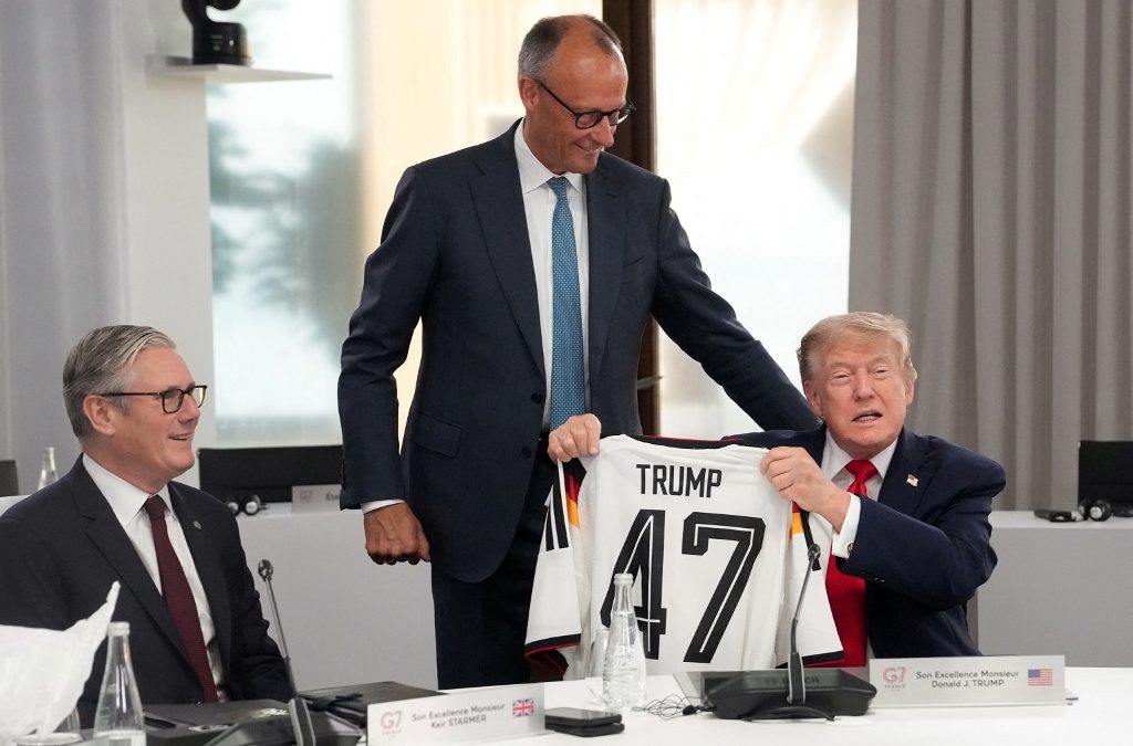 El canciller de Alemania, Friedrich Merz, obsequió una camiseta de la selección alemana a Donald Trump con el número 47. Trump es el presidente 47 de EE. UU. Thibault Camus / POOL / AFP