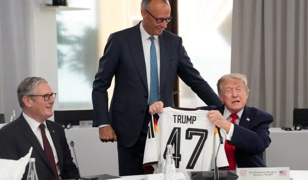 «El jefe», «el guapo», tabaco y fútbol: las anécdotas de los líderes mundiales en el G7