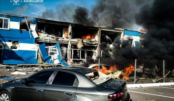 Cuatro personas han muerto este viernes en un ataque ruso que ha alcanzado una empresa alimentaria en la localidad de Brovarí de la región de Kiev, según ha anunciado su gobernador militar, Mikola Kaláshnik, en su cuenta de Telegram. EFE/ Servicios de Emergencia de Ucrania