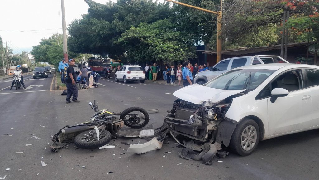 Internautas refieren que el semáforo en la intersección Villa Bosco Monge permanece en mal estado. 