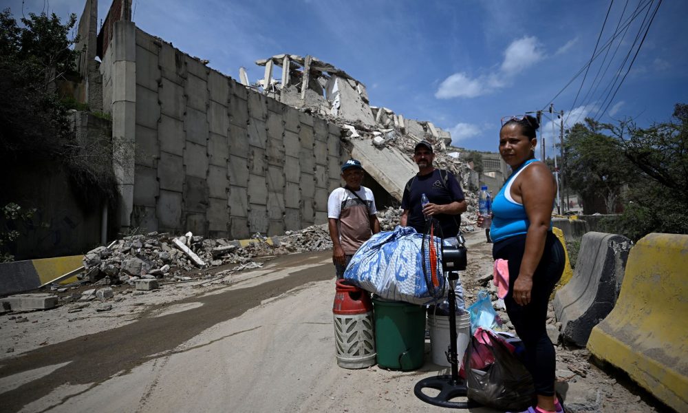 Esta familia de Catia La Mar ha dejado su casa con algunas pertenencias para buscar un sitio seguro. FEDERICO PARRA/AFP