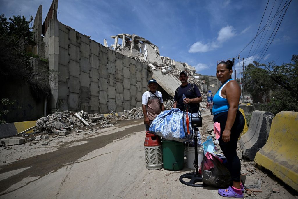 Esta familia de Catia La Mar ha dejado su casa con algunas pertenencias para buscar un sitio seguro. FEDERICO PARRA/AFP
