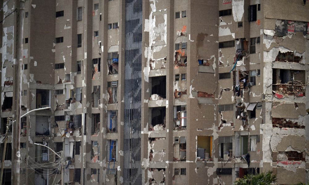 Un edificio de apartamentos severamente dañado en Catia La Mar. FEDERICO PARRA/AFP