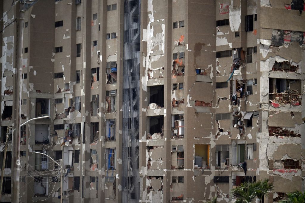 Un edificio de apartamentos severamente dañado en Catia La Mar. FEDERICO PARRA/AFP