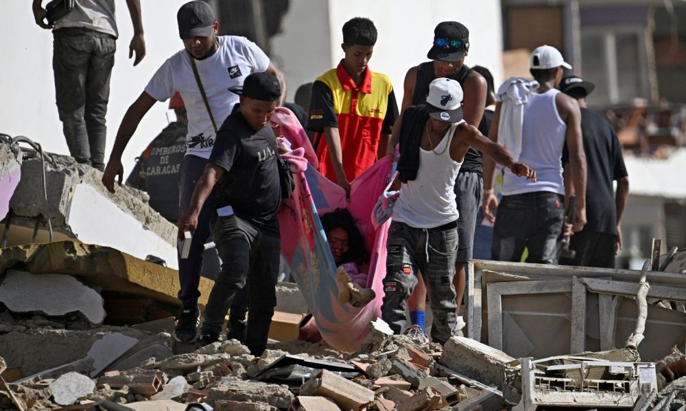 Una mujer ha sido rescatada de los escombros de un edificio colapsado en Catia La Mar, a unos 30 kilómetros de Caracas. El estado de La Guaira ha sido severamente golpead. FEDERICO PARRA/AFP