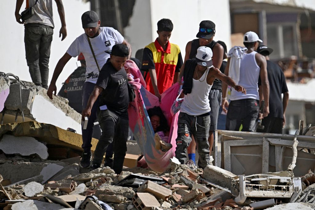Una mujer ha sido rescatada de los escombros de un edificio colapsado en Catia La Mar, a unos 30 kilómetros de Caracas. El estado de La Guaira ha sido severamente golpead. FEDERICO PARRA/AFP