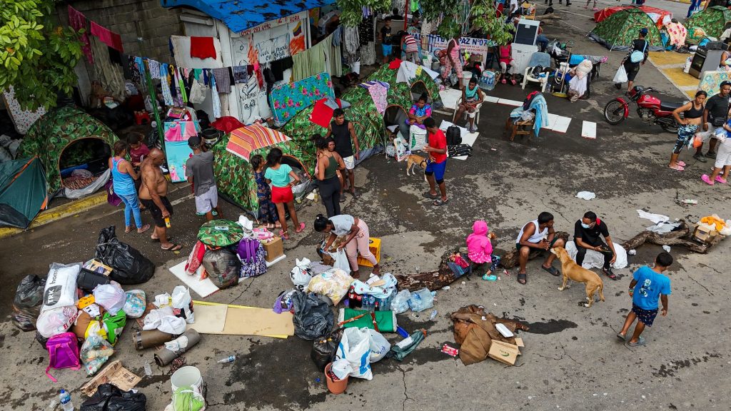 Decenas de miles de sobrevivientes de los terremotos están viviendo en condiciones precarias, muchos al aire libre. MIGUEL MEDINA/AFP