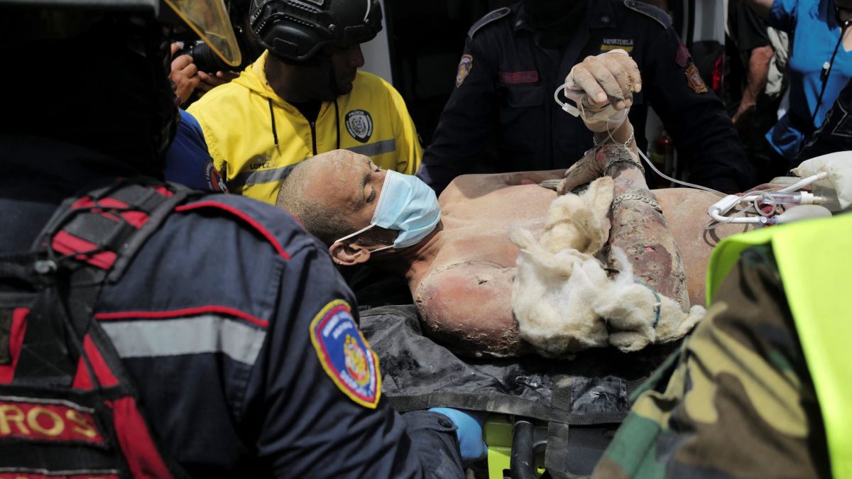 Un hombre fue rescatado de entre los escombros en Caraballeda. MAURICIO VALENZUELA/AFP