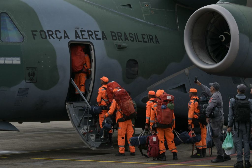 Rescatistas, soldados y técnicos de Brasil se aprestan a tomar un avión militar para viajar a Venezuela a prestar en las labores de resctate en zonas afectadas por los terremotos. NELSON ALMEIDA/AFP