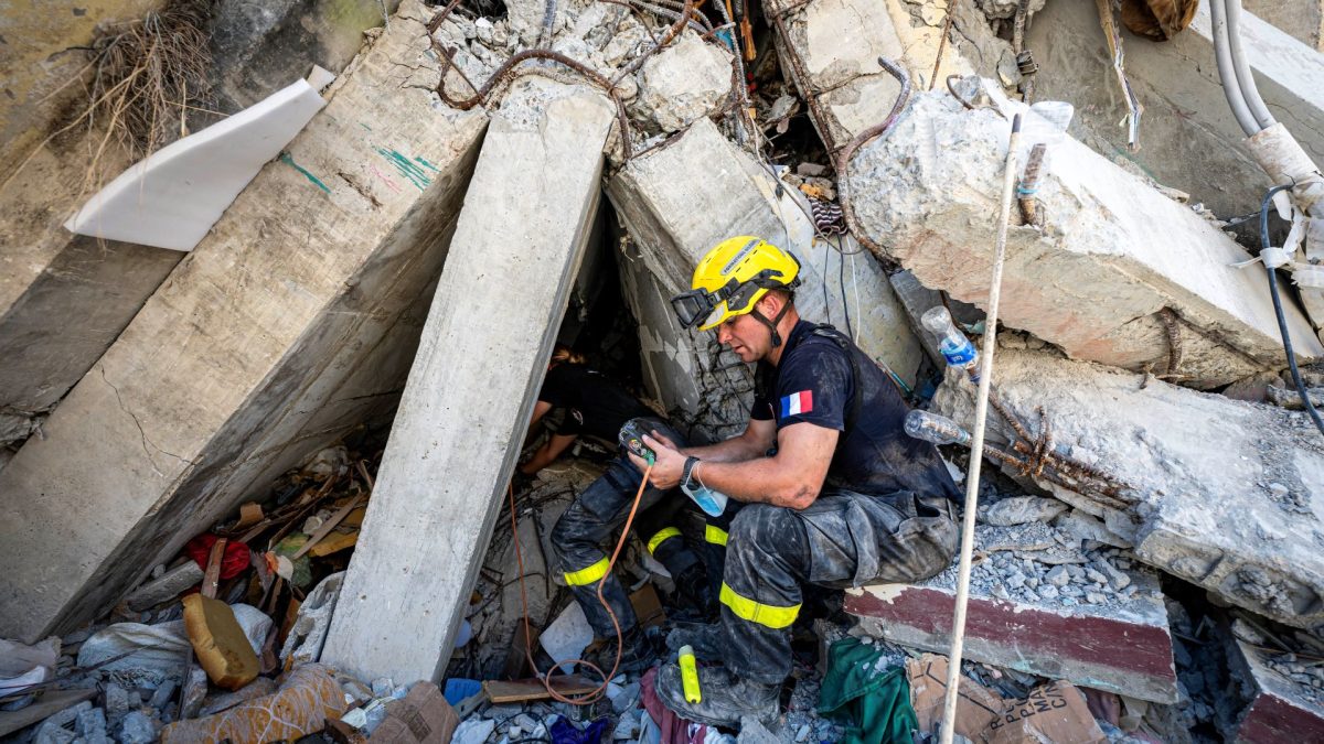 Un rescatista francés trabaja en la búsqueda de víctimas aún sepultadas bajo los escombros en Catia La Mar, estado de La Guaira. Miguel Medina/AFP