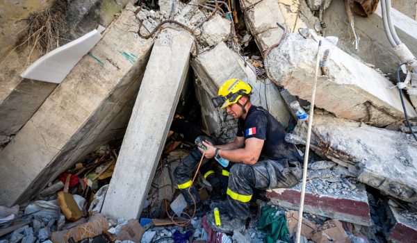 Un rescatista francés trabaja en la búsqueda de víctimas aún sepultadas bajo los escombros en Catia La Mara, estado de La Guaira. Miguel Medina/AFP