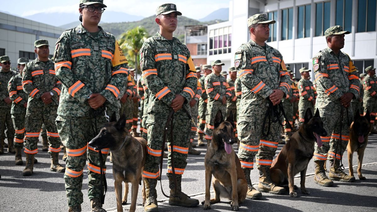 Una unidad de rescate del Ejército mexicano arribó al aeropuerto de Maiquetía. AFP