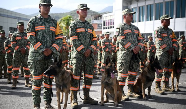 Una unidad de rescate del Ejército mexicano arribó al aeropuerto de Maiquetía. AFP