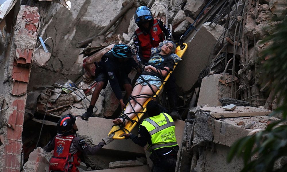 Una mujer herida es evacuada por equipos de salvamento en Caracas. JUAN BARRETO/AFP