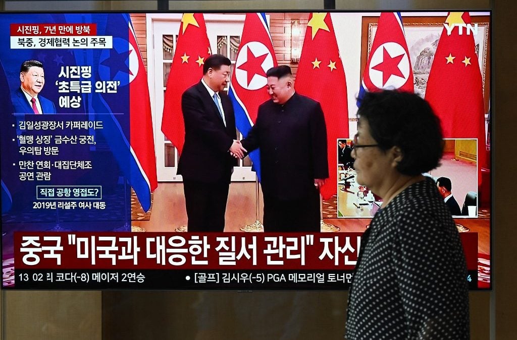 La ceremonia de recibimiento en Pionyang del presidente de China, Xi Jinping, por el máximo líder de Corea del Norte, Kim Jong-un, es transmitida por la televisión estatal norcoreana. AFP