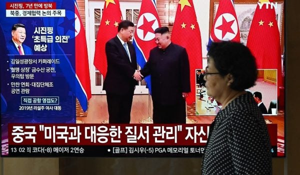 La ceremonia de recibimiento en Pionyang del presidente de China, Xi Jinping, por el máximo líder de Corea del Norte, Kim Jong-un, es transmitida por la televisión estatal norcoreana. AFP