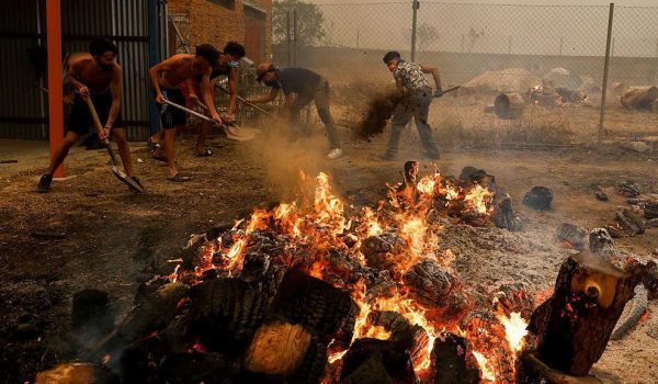 «Si me hubiera demorado cinco minutos más, nos habría arrasado»: los testimonios de los afectados por los devastadores incendios en España y Francia