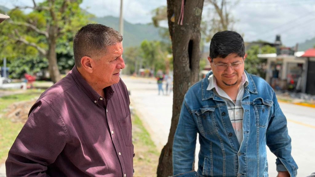 A la izquierda Leónidas Centeno, alcalde de Jinotega, en recorrido por el tramo de la obra de colocación de concreto hidráulico que será entregado el próximo 10 de julio. Foto: Alcaldía de JIntoega.