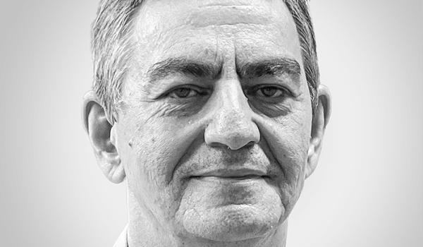Ali Karimli fue secretario de estado azerbaiyano. Actualmente es el líder del Partido de oposición política unida.