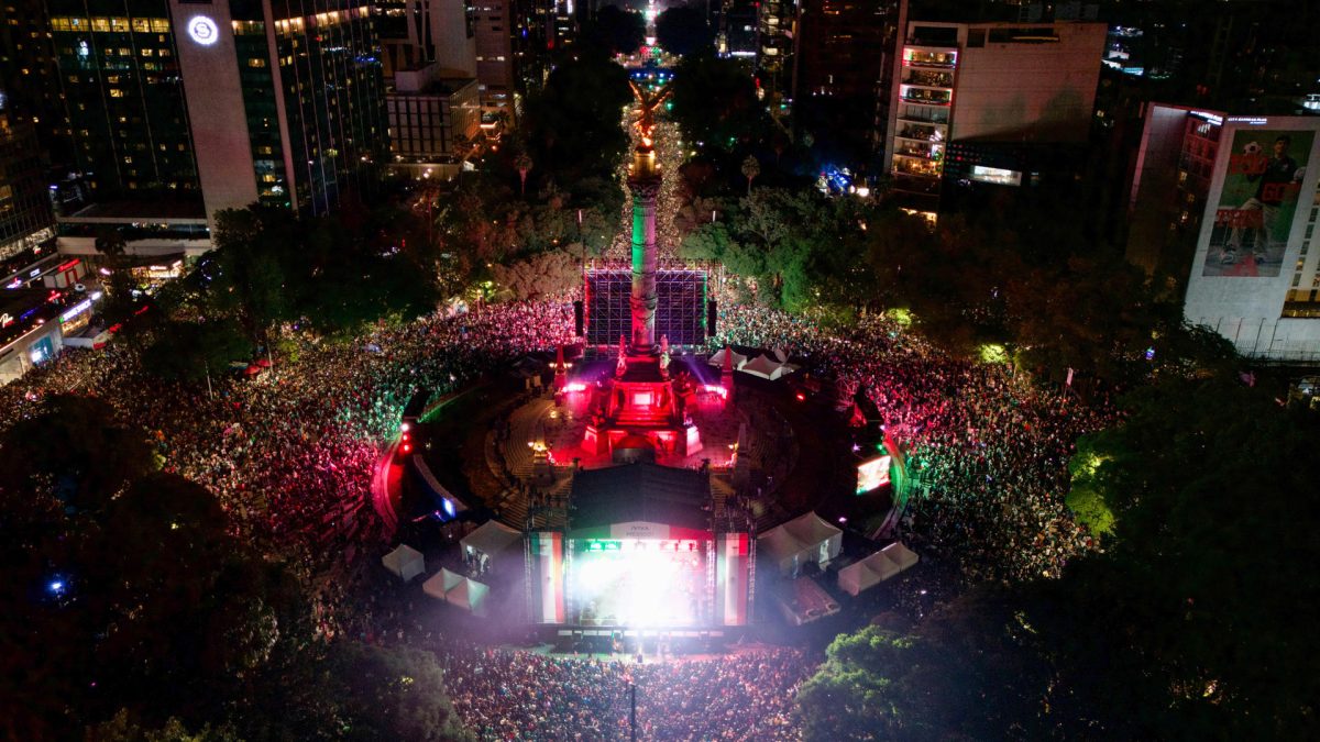Fotografía aérea que muestra aficionados de México celebrando el triunfo ante Ecuador en el Ángel de la Independencia este martes, en un partido de dieciseisavos de final del Mundial de la FIFA 2026, en Ciudad de México (México). EFE/ Tomás Pérez
