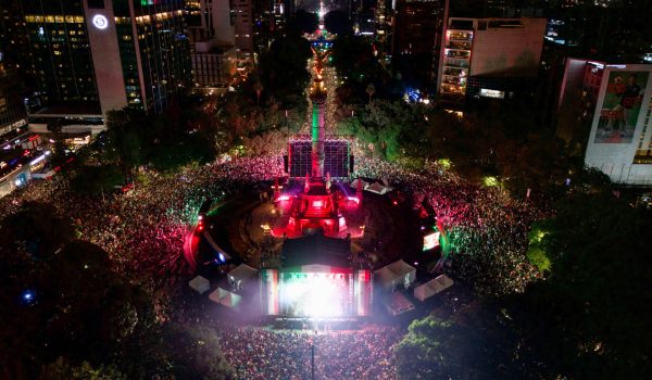 Fotografía aérea que muestra aficionados de México celebrando el triunfo ante Ecuador en el Ángel de la Independencia este martes, en un partido de dieciseisavos de final del Mundial de la FIFA 2026, en Ciudad de México (México). EFE/ Tomás Pérez