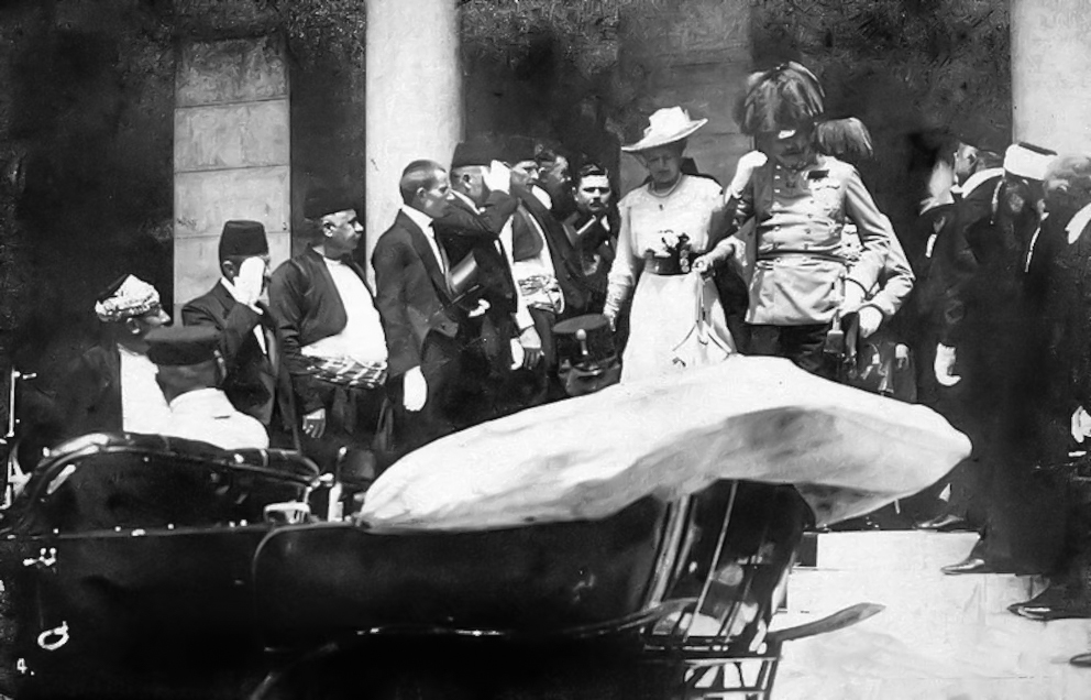 La última fotografía del archiduque Francisco Fernando de Austria, minutos antes del segundo atentado. Austria-Hungría responsabilizó a Serbia del ataque y declaró la guerra un mes después. El sistema de alianzas entre las grandes potencias provocó una reacción en cadena que desembocó en la Primera Guerra Mundial. LA PRENSA / ARCHIVO REDES