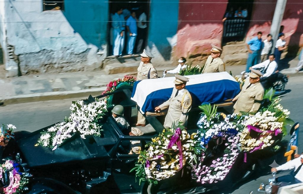 Anastasio Somoza García gobernó Nicaragua desde 1937 y fundó una dinastía de más de cuarenta años. El 21 de septiembre de 1956, durante una fiesta en León, el poeta Rigoberto López Pérez le disparó varias veces antes de que la Guardia Nacional lo abatiera en el acto. Somoza fue trasladado a Panamá, donde falleció ocho días después. LA PRENSA / ARCHIVO REDES