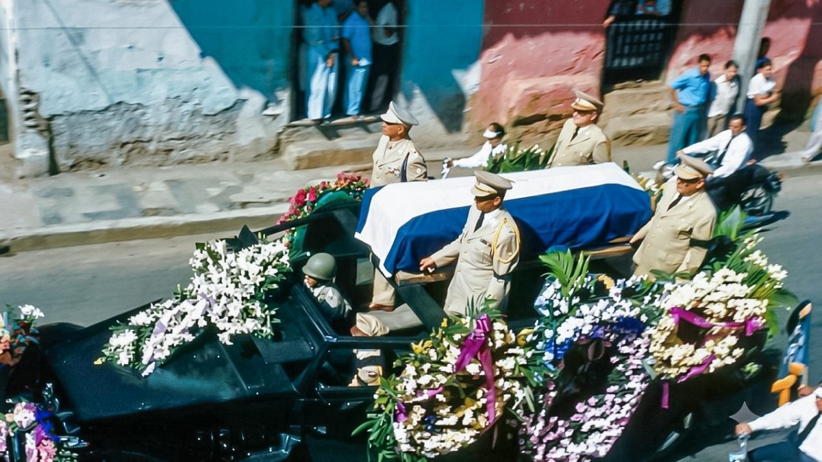 Anastasio Somoza García gobernó Nicaragua desde 1937 y fundó una dinastía de más de cuarenta años. El 21 de septiembre de 1956, durante una fiesta en León, el poeta Rigoberto López Pérez le disparó varias veces antes de que la Guardia Nacional lo abatiera en el acto. Somoza fue trasladado a Panamá, donde falleció ocho días después. LA PRENSA / ARCHIVO REDES