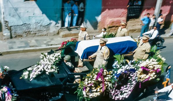 Anastasio Somoza García gobernó Nicaragua desde 1937 y fundó una dinastía de más de cuarenta años. El 21 de septiembre de 1956, durante una fiesta en León, el poeta Rigoberto López Pérez le disparó varias veces antes de que la Guardia Nacional lo abatiera en el acto. Somoza fue trasladado a Panamá, donde falleció ocho días después. LA PRENSA / ARCHIVO REDES