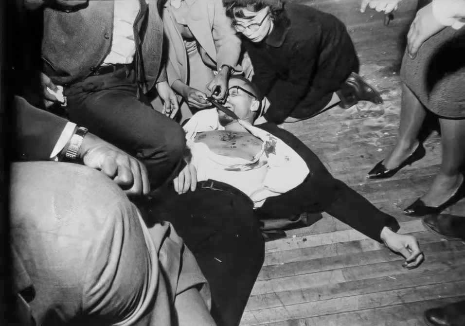 El 21 de febrero de 1965, Malcolm X fue asesinado en Nueva York mientras daba un discurso ante 400 personas. Una pelea fingida distrajo al público, permitiendo que tres hombres se acercaran al escenario y le dispararan más de veinte veces. El magnicidio encumbró al líder como un símbolo imperecedero de la lucha por la dignidad y los derechos civiles en el mundo. LA PRENSA / ARCHIVO REDES