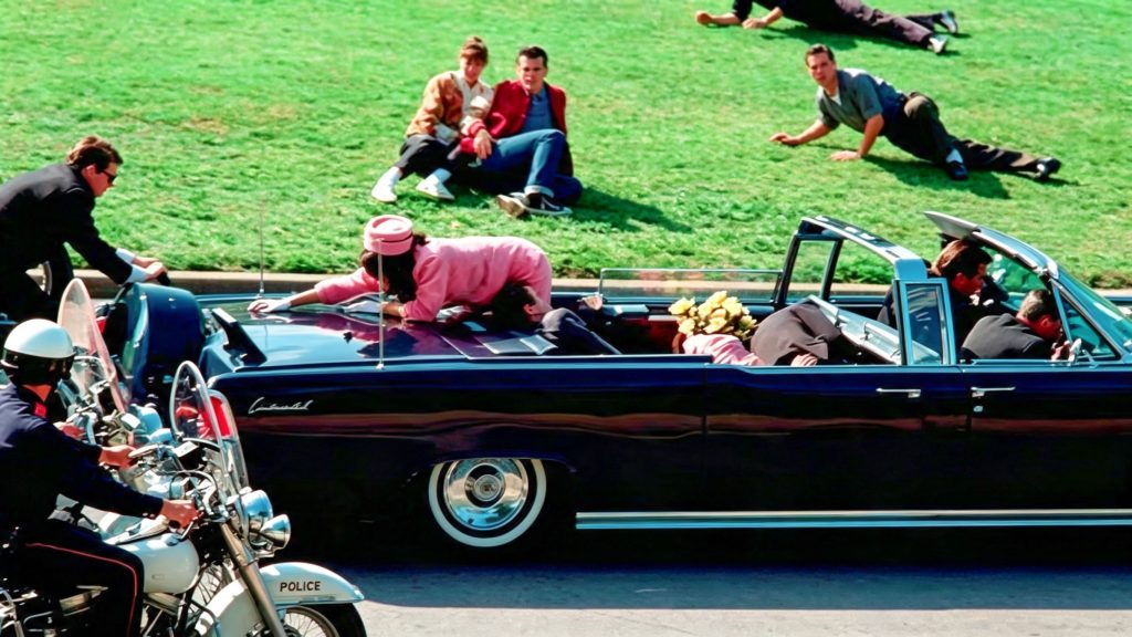 El 22 de noviembre de 1963, John F. Kennedy recorría las calles de Dallas en un auto descapotable junto a su esposa Jacqueline. Tras recibir impactos mortales en el cuello y la cabeza, el presidente falleció poco después. El magnicidio sacudió la política estadounidense, sembró desconfianza hacia las instituciones y dio origen a una de las mayores industrias de teorías conspirativas de la historia. LA PRENSA / ARCHIVO REDES