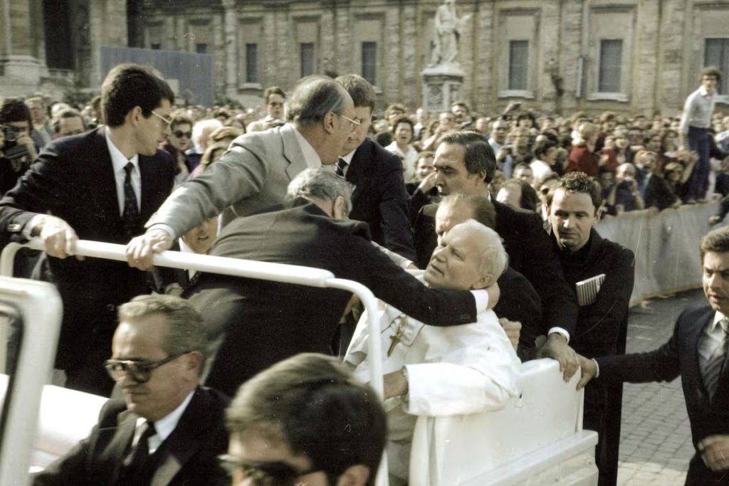 Entre la multitud, el ciudadano turco Mehmet Ali Ağca disparó varias veces contra el pontífice. Dos proyectiles impactaron en el abdomen y en una mano del Papa. Dos años después, Juan Pablo II protagonizó un momento histórico. Visitó a su agresor en la cárcel de Rebibbia, conversó con él en privado y le otorgó públicamente su perdón. LA PRENSA / ARCHIVO REDES