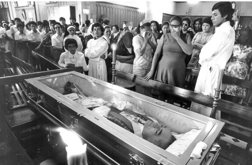 El asesinato de monseñor Óscar Arnulfo Romero conmocionó a América Latina y precipitó la guerra civil salvadoreña. Romero sabía que su vida corría peligro. Solo un día antes del atentado declaró: "Si me matan, resucitaré en el pueblo salvadoreño". LA PRENSA / ARCHIVO REDES