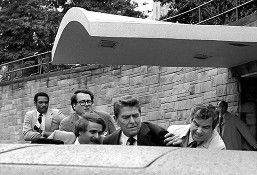 El 30 de marzo de 1981, solo 69 días después de asumir el cargo, Ronald Reagan sufrió un atentado al salir de un hotel en Washington. John Hinckley Jr. disparó seis veces con un revólver calibre .22. Una bala rebotó en la limusina, perforó el pulmón del presidente y se detuvo a centímetros de su corazón. El ataque también hirió al portavoz James Brady, a un agente del Servicio Secreto y a un policía. Hinckley confesó que buscaba impresionar a la actriz Jodie Foster, de quien se obsesionó tras ver la película Taxi Driver. LA PRENSA / ARCHIVO REDES