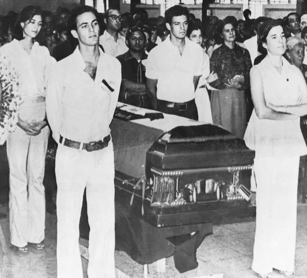 Durante décadas, Pedro Joaquín Chamorro lideró la oposición a la dictadura de los Somozas desde el diario La Prensa. El 10 de enero de 1978, varios hombres interceptaron su automóvil en Managua y lo asesinaron a tiros. Su muerte desató una indignación masiva en Nicaragua: el multitudinario funeral y una ola de huelgas nacionales paralizaron la economía del país, acelerando la caida del dictador Anastasio Somoza Debayle. LA PRENSA / ARCHIVO REDES